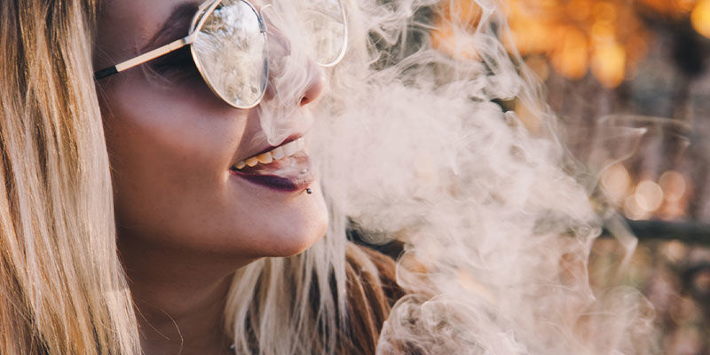 USIĄDŹ WYGODNIE, ZRELAXUJ SIĘ I PRZYGOTUJ NA SALWY ŚMIECHU