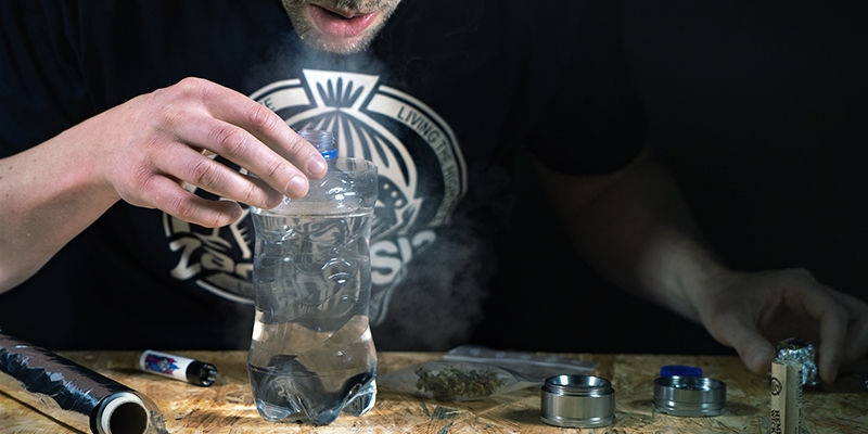 Czy grawitacyjny bong hajuje mocniej niż zwykły bong?