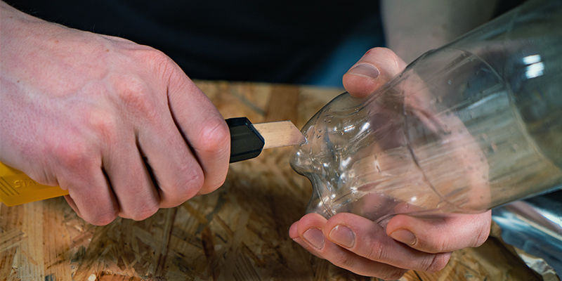 Wodospadowa bonga grawitacyjna: zrób mały otwór mniej więcej na jednej czwartej wysokości butelki