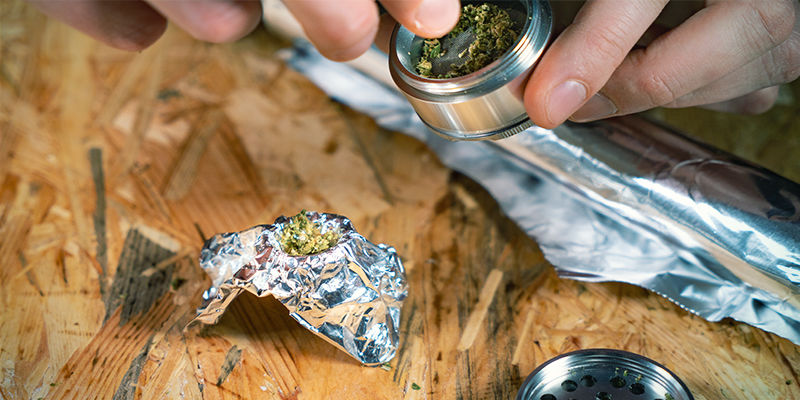 Wodospadowa bonga grawitacyjna: zdejmij zakrętkę i owiń górę butelki folią aluminiową, aby zrobić cybuch