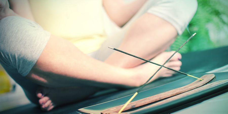 Jak używać kadzideł ziołowych