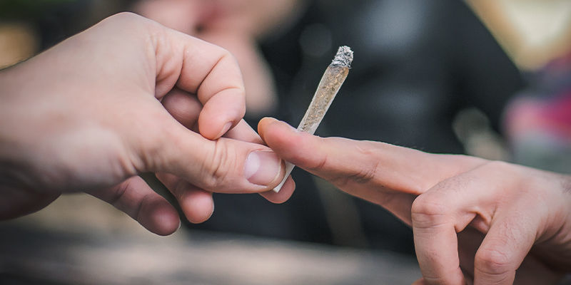 Unikaj palenia w samotności