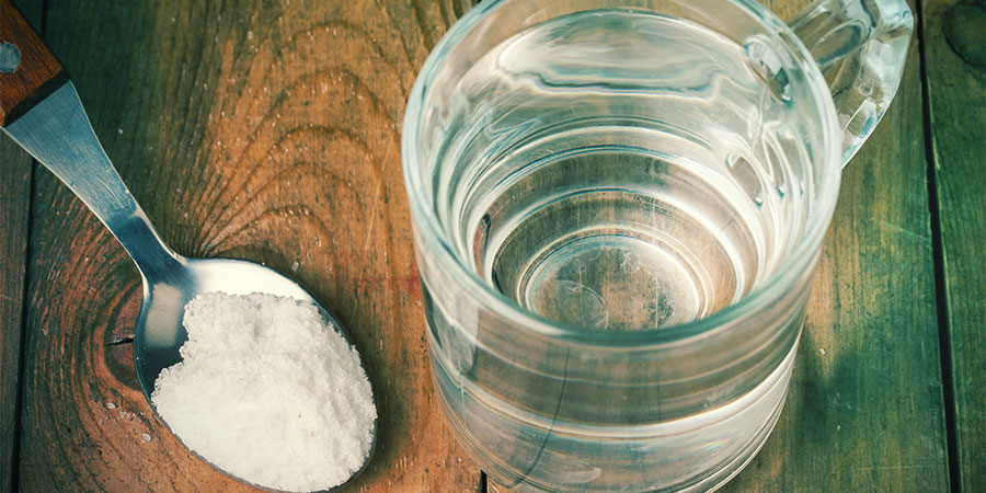 Płukanie gardła słoną wodą Płukanie gardła słoną wodą