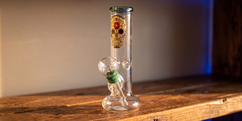 Mini szklany bong Skull (Near Dark)