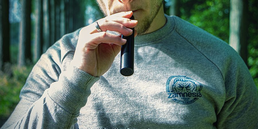 Czym różnią się konopne edibles od innych form przyjmowania konopi, takich jak palenie czy waporyzacja?