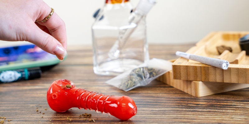 Palenie haszu w fajce lub bongo Smoke Hash In A Pipe Or Bong