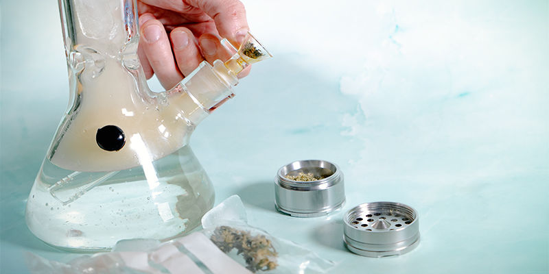 Jak używać bonga z lodem