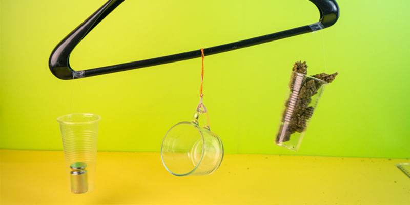 Korzystanie z domowej wagi zrobionej z wieszaka