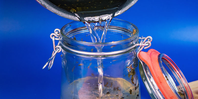 Wlej gorącą zalewę do słoików z papryczkami chili Wlej gorącą zalewę do słoików z papryczkami chili