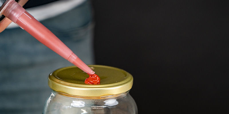 Nałóż kroplę silikonu RTV