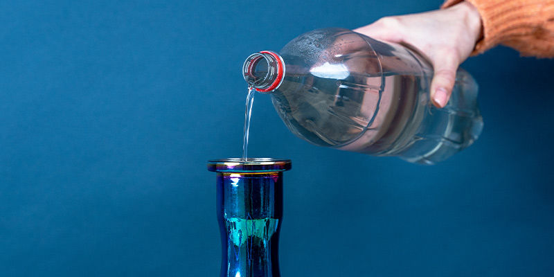 2. Wlej wodę do podstawy