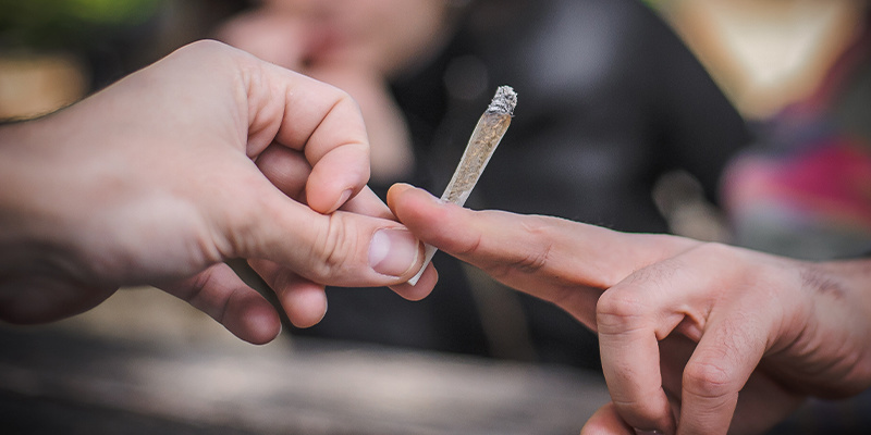 Różnica między paleniem jointa a papierosa