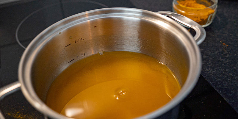 Instrukcja: zmniejsz ogień i gotuj kurkumę na wolnym ogniu przez 10–15 minut