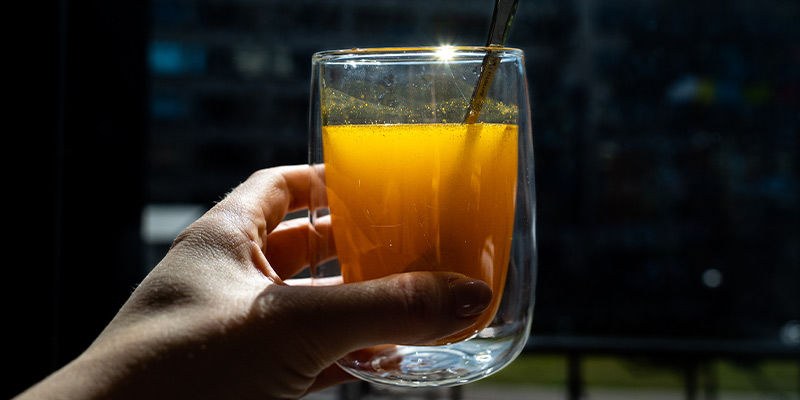 Instrukcja: delektuj się pyszną i zdrową herbatą z kurkumy