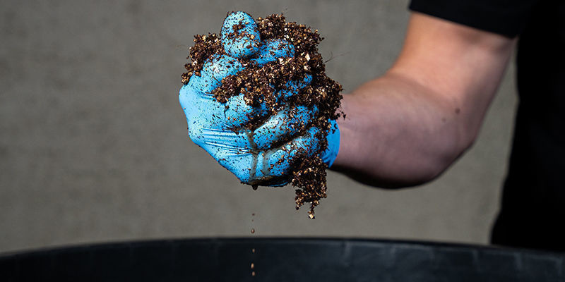 Dodawaj wodę, aż warstwa okrywowa osiągnie właściwą wilgotność Dodawaj wodę, aż warstwa okrywowa osiągnie właściwą wilgotność
