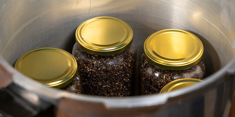 Przełóż mieszankę łyżką do torby Przełóż mieszankę łyżką do torby