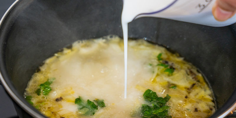 Dodaj przyprawy i zioła, a następnie olej z konopi lub masło konopne oraz śmietankę, jeśli z niej korzystasz. Dokładnie wymieszaj