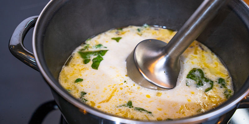 Zblenduj zupę częściowo, jeśli chcesz, by była wyraźnie "kawałkowana", lub całkowicie na gładki krem