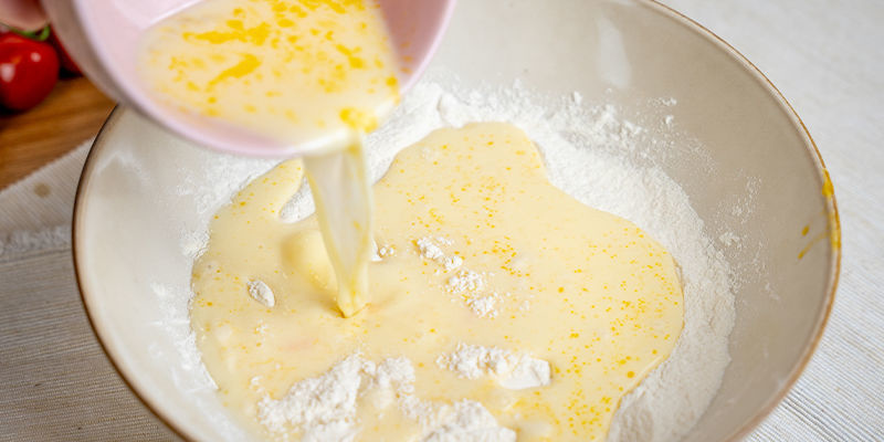 Wlej mokre składniki do suchych i wymieszaj tylko do połączenia