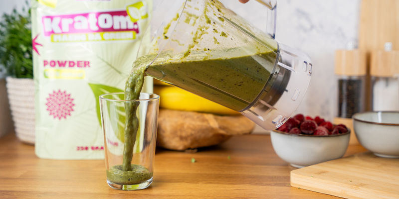 Miksuj, aż masa będzie całkowicie gładka, po czym przelej do szklanki.