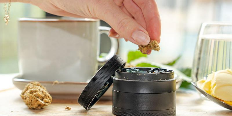 Najpierw drobno zmiel konopie