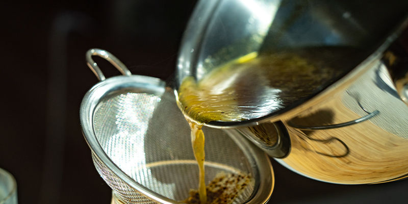 Przecedź aby usunąć resztki roślin