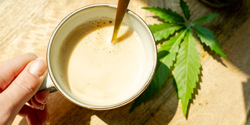 Zmiksuj kawę blenderem ręcznym