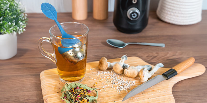 Picie herbaty z grzybków halucynków Picie herbaty z grzybków halucynków