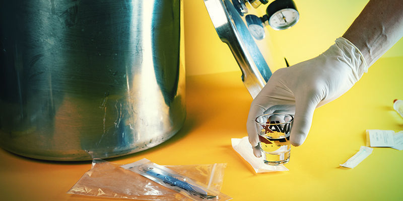 Strzykawka z zarodnikami grzybków halucynków: wyjmij kieliszek/małą miseczkę z szybkowaru