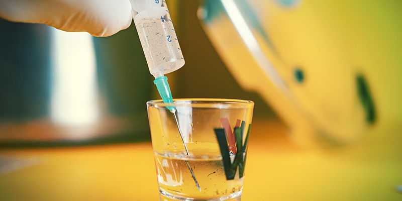 Strzykawka z zarodnikami grzybków halucynków: włóż końcówkę pierwszej strzykawki do wody i napełnij ją