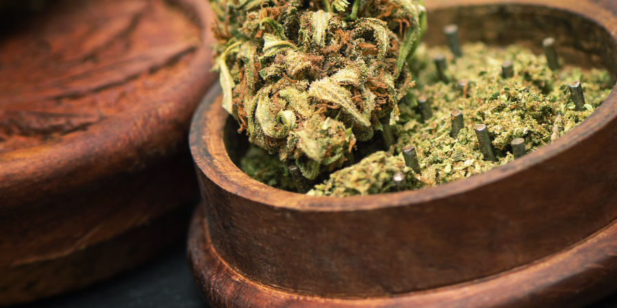 Jak używać drewnianego młynka