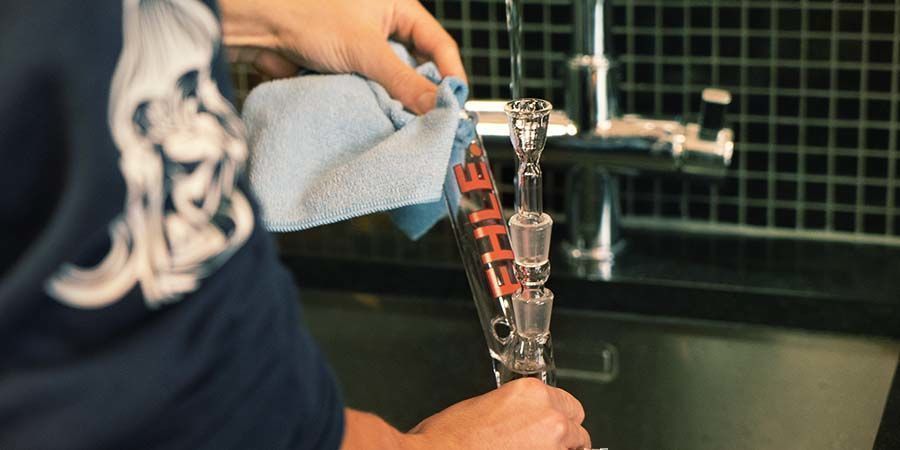 Jak wyczyścić szklany bong