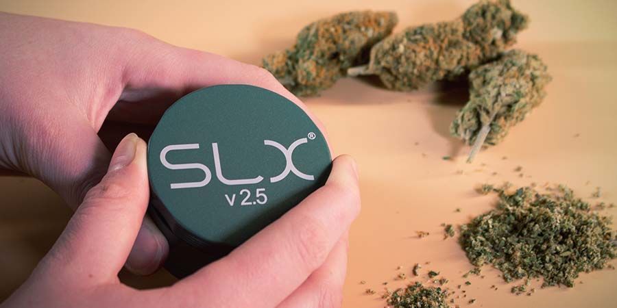 Jak otworzyć zablokowany metalowy młynek do ziół