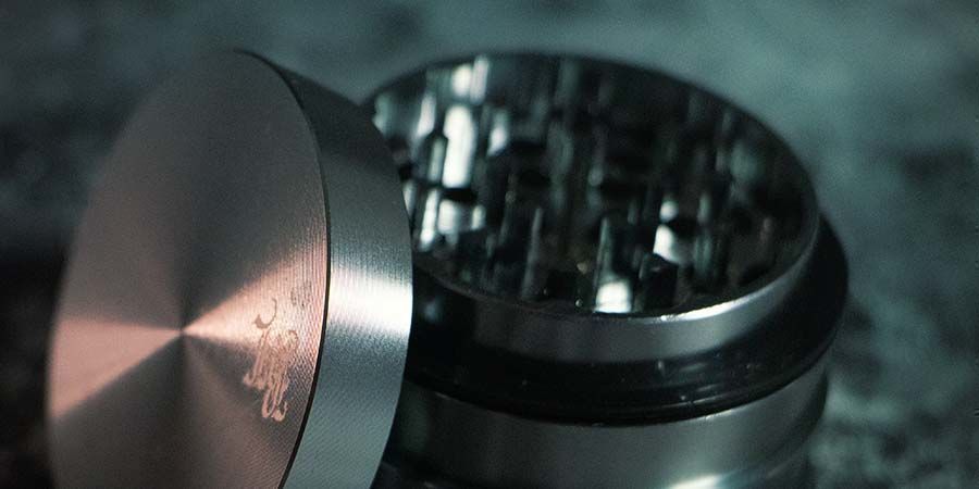 Jakiego metalu używa się do młynków do ziół?