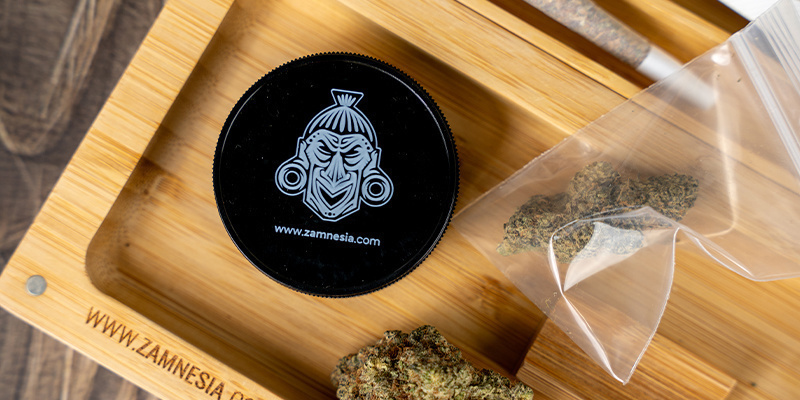 Czarny akrylowy młynek (Zamnesia)