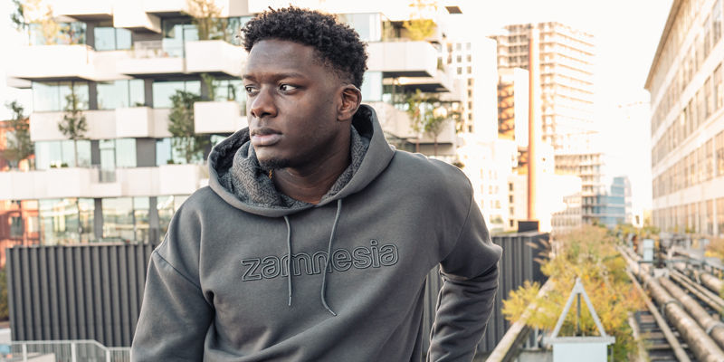 Szara bluza z haftem Zamnesia