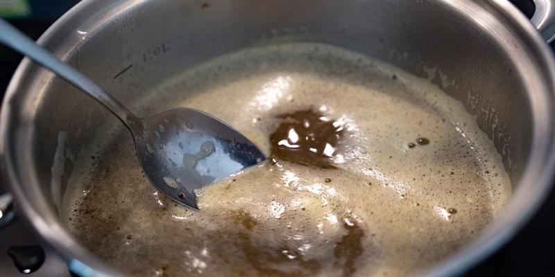 Zredukuj ogień i często mieszaj