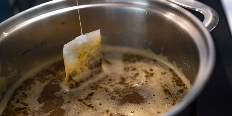 Dodaj czarną herbatę do zaparzenia