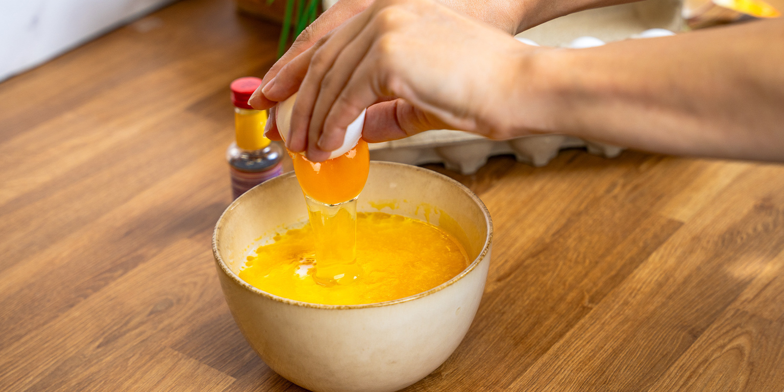 Wymieszaj mleko, jajka i roztopione masło konopne (lub olej) Wymieszaj mleko, jajka i roztopione masło konopne (lub olej)