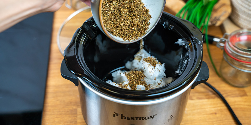 Krok 2: Połącz konopie z olejem kokosowym Krok 2: Połącz konopie z olejem kokosowym