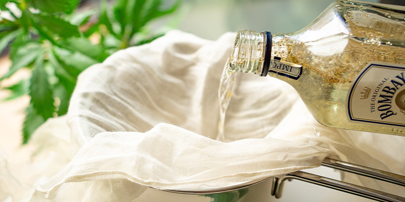 Przelej gotowy gin z powrotem do butelki Przelej gotowy gin z powrotem do butelki