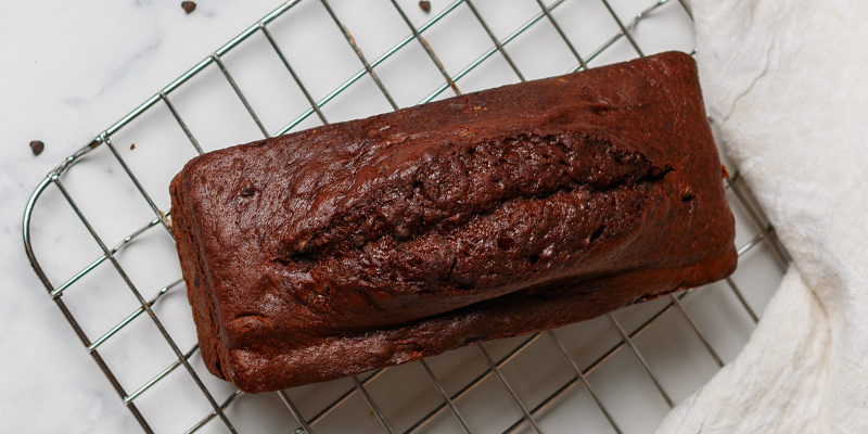 Odstaw ciasto do przestygnięcia na 10 minut, potem wyjmij z formy.