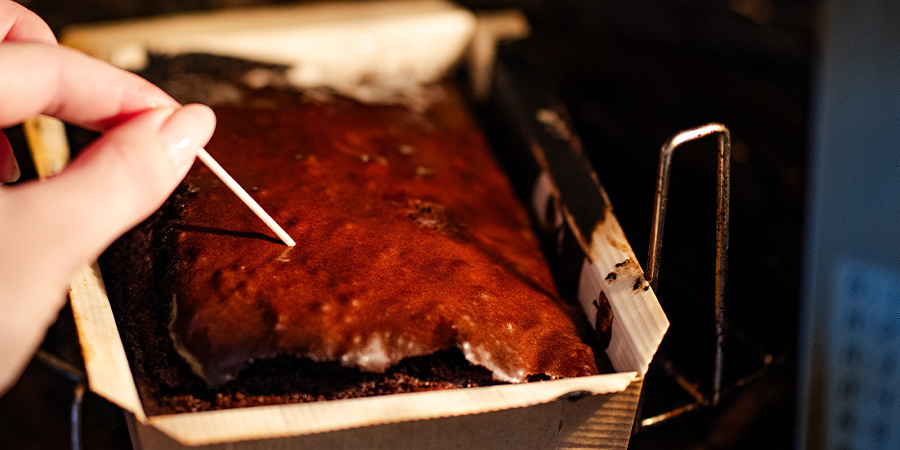 Sprawdź wykałaczką, czy ciasto jest gotowe Sprawdź wykałaczką, czy ciasto jest gotowe