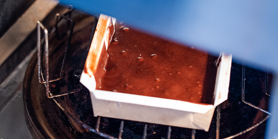 Przelej ciasto na blachę lub do foremek Przelej ciasto na blachę lub do foremek