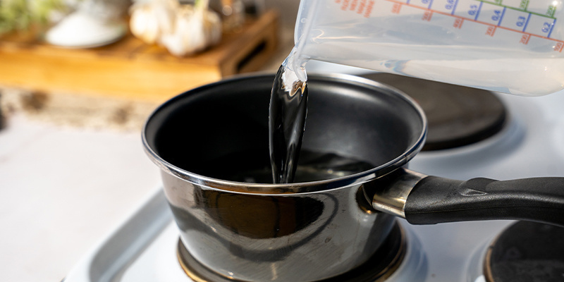 Pour 500ml of water into a pot and place this on the stove.