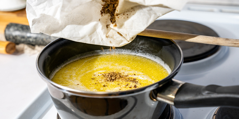 Następnie dodaj rozdrobniony haszysz do masła i dokładnie wszystko wymieszaj.