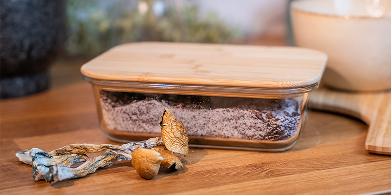 Przechowuj mieszankę w szczelnym pojemniku i sięgaj po nią za każdym razem, gdy najdzie cię ochota na magiczną gorącą czekoladę. Przechowuj mieszankę w szczelnym pojemniku i sięgaj po nią za każdym razem, gdy najdzie cię ochota na magiczną gorącą czekoladę.