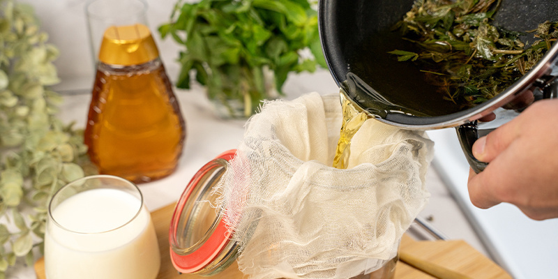 Przecedź materiał roślinny