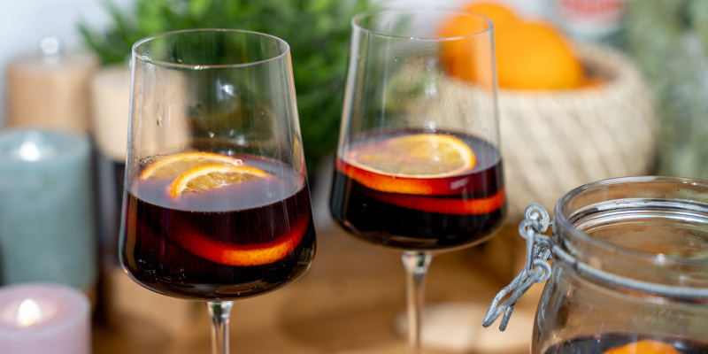 Podawaj z cząstkami pomarańczy i smacznego!