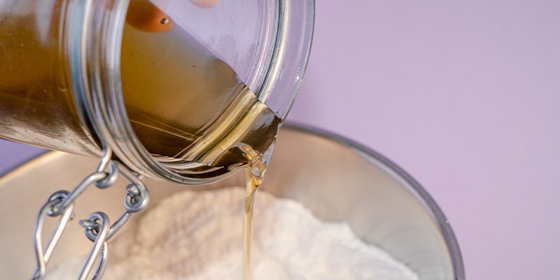 Stopniowo dolewaj olej konopny, mieszając proszek